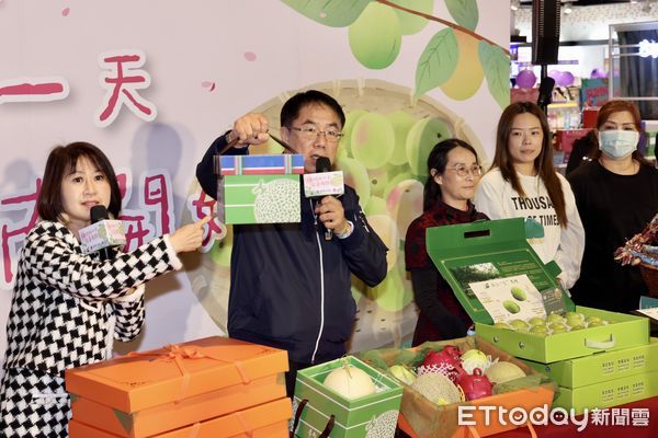 ▲台南市長黃偉哲30日下午偕農業局與台南農民，一同前往桃園火車站前桃園大遠百，行銷台南農特產，讓北部民眾一同享受新鮮直送的春天美味。（圖／記者林東良翻攝，下同）