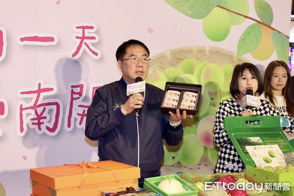 ▲台南市長黃偉哲30日下午偕農業局與台南農民，一同前往桃園火車站前桃園大遠百，行銷台南農特產，讓北部民眾一同享受新鮮直送的春天美味。（圖／記者林東良翻攝，下同）