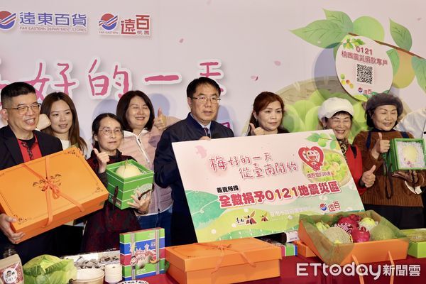 ▲台南市長黃偉哲30日下午偕農業局與台南農民，一同前往桃園火車站前桃園大遠百，行銷台南農特產，讓北部民眾一同享受新鮮直送的春天美味。（圖／記者林東良翻攝，下同）