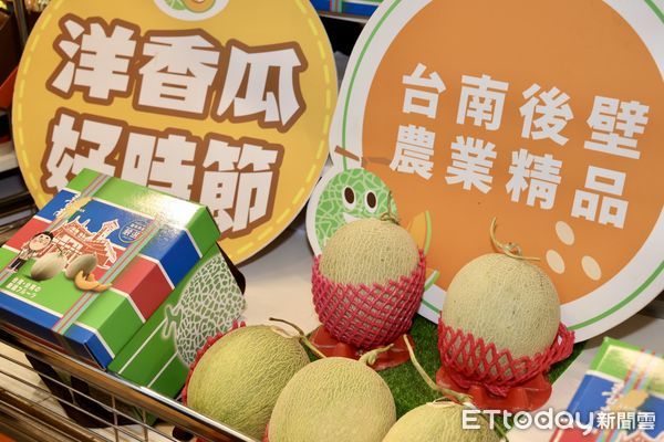 ▲台南市長黃偉哲30日下午偕農業局與台南農民，一同前往桃園火車站前桃園大遠百，行銷台南農特產，讓北部民眾一同享受新鮮直送的春天美味。（圖／記者林東良翻攝，下同）