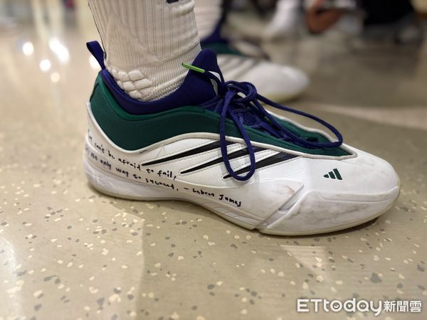 ▲台師大王牌砍將林韋愷的球鞋上，有女友親手寫下的湖人詹皇名言。（圖／記者杜奕君攝）