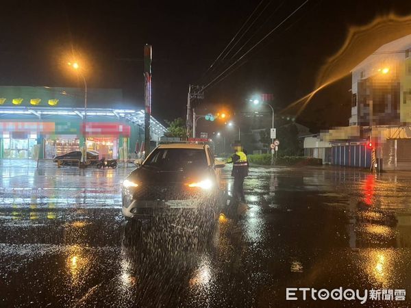 ▲▼羅東分局一警車在路口中，不慎與白色自小客車擦撞。（圖／記者游芳男翻攝，下同）
