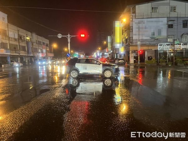 ▲▼羅東分局一警車在路口中，不慎與白色自小客車擦撞。（圖／記者游芳男翻攝，下同）