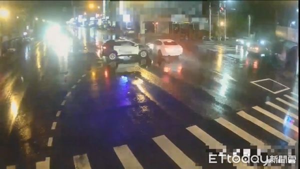 ▲▼羅東分局一警車在路口中，不慎與白色自小客車擦撞。（圖／記者游芳男翻攝，下同）