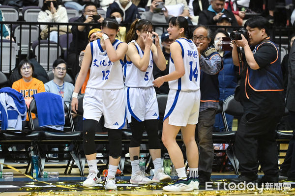▲▼2025UBA大專籃球聯賽決賽女子組冠軍戰，文化大學拿下冠軍，王玥媞(左起)、曾萱儀、鄭慧慈等人激動落淚。（圖／記者李毓康攝）