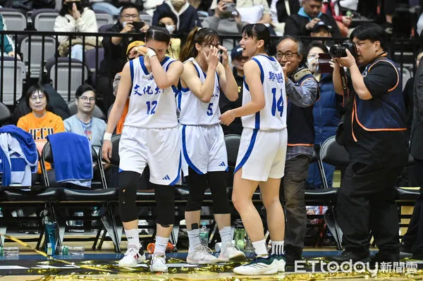 ▲▼2025UBA大專籃球聯賽決賽女子組冠軍戰，文化大學拿下冠軍，王玥媞(左起)、曾萱儀、鄭慧慈等人激動落淚。（圖／記者李毓康攝）