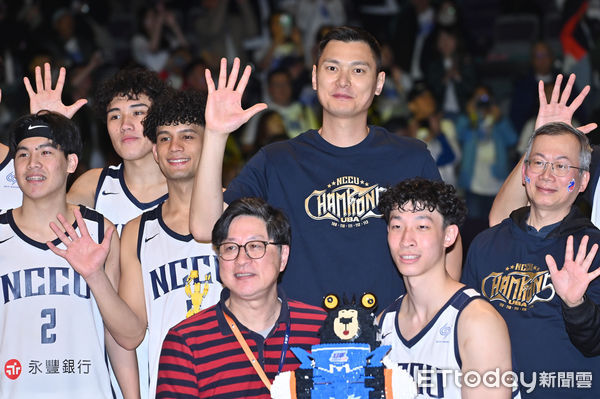 ▲▼2025UBA大專籃球聯賽決賽男子組冠軍戰，總教練陳子威(後排右二)帶領政大奪冠達成UBA男籃五連霸偉業。（圖／記者李毓康攝）