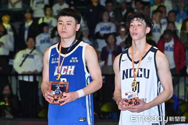 ▲▼2025UBA大專籃球聯賽決賽賽後頒獎儀式，政大宋昕澔(右)與健行科大劉丞勳(左)。（圖／記者李毓康攝）