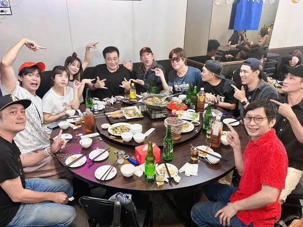 ▲▼ 董事長樂團貝斯手鈞董創斜槓當台語YOUTUBER。（圖／獨一無二娛樂文化提供）