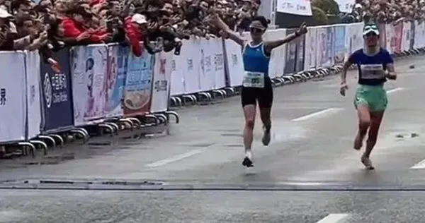 衝線前舉手慶祝　最後一秒被反超！重慶女子半馬選手認：真的懵了