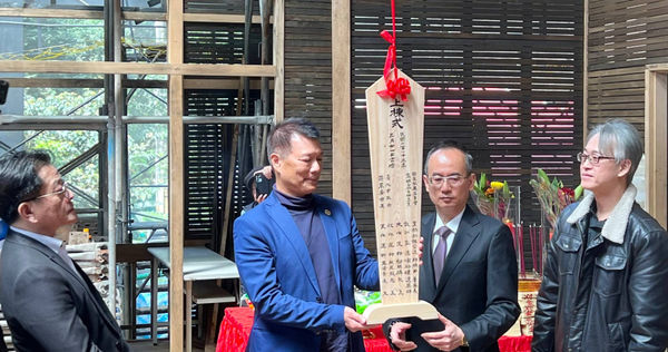 2024年3月，台北市文化局長蔡詩萍（左）、國發會主任秘書張朝能（右）等人一同見證草山御賓館上樑儀式，如今卻爆出宣傳影片把蔣介石在「草山行館」的生活軼事「嫁接」到草山御賓館，外界批評簡直貽笑國際。（圖／翻攝自台北市政府文化局官網）