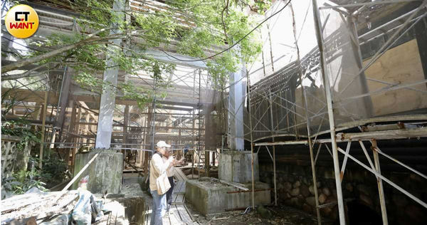 台北市「草山御賓館」在馬英九市長時期曾裝上鋼棚保護，但仍難以抵擋風吹日曬雨淋而壓垮。如今刻正如火如荼整修中，預計2027年有望以嶄新面貌對外開放。（圖／方萬民攝）&nbsp;