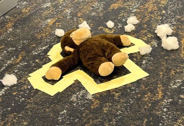 ▲警局布偶慘遭殺害　療癒犬「重返現場」燦笑偷窺嫌疑重大。（圖／翻攝自City of Roseville, California Police Department）