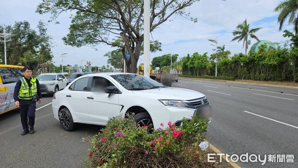 ▲▼小港區中山四路昨（30）日上午發生一起聯結車變換車道時不慎，擦撞到營小客車，導致營小客車失控衝撞中央分隔島事故。（圖／記者吳世龍翻攝）