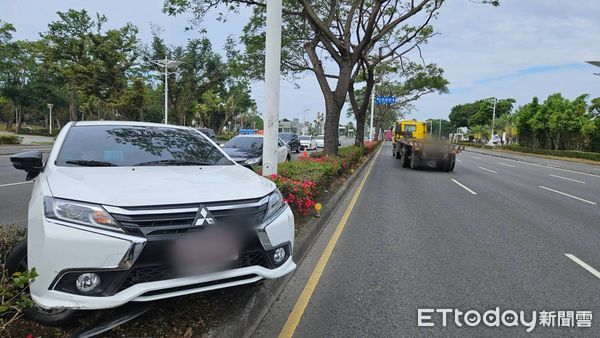 ▲▼小港區中山四路昨（30）日上午發生一起聯結車變換車道時不慎，擦撞到營小客車，導致營小客車失控衝撞中央分隔島事故。（圖／記者吳世龍翻攝）