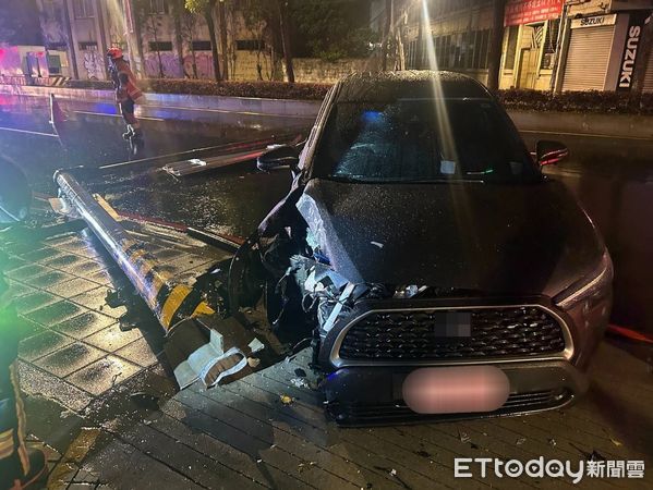 ▲朱姓多元計程車駕駛自撞路旁號誌桿 。（圖／記者陳以昇翻攝，下同）