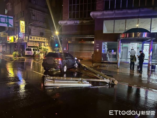 ▲朱姓多元計程車駕駛自撞路旁號誌桿 。（圖／記者陳以昇翻攝，下同）