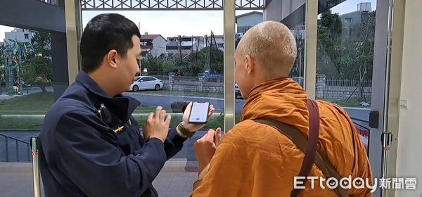 ▲挪威苦行僧於竹山鎮迷路，警民協力幫助其於德山寺安置。（圖／記者高堂堯翻攝）