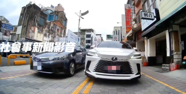 ▲有網友在網路社群PO出影片，1部多元計程車，在台南市中西區友愛街，疑因急欲載客，竟跨越雙黃線駛入來車道逆向行駛，計程車司機怒嗆質疑他逆向行駛的網友。（圖／翻攝自社會事新聞影音）