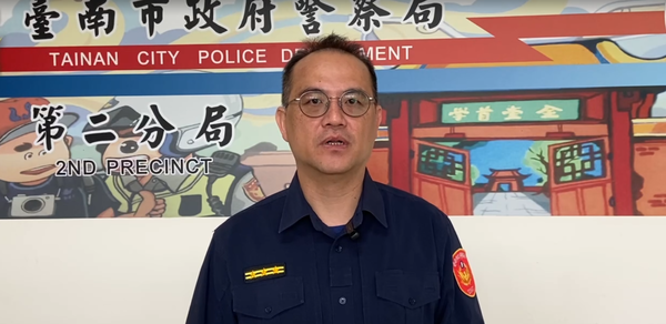 ▲有網友在網路社群PO出影片，1部多元計程車，在台南市中西區友愛街，疑因急欲載客，竟跨越雙黃線駛入來車道逆向行駛，計程車司機怒嗆質疑他逆向行駛的網友。（圖／翻攝自社會事新聞影音）