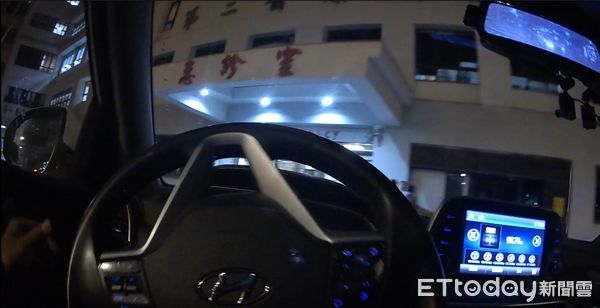 ▲台南市警永康分局鹽行派出所警員楊金翰、陳泓均，據報協助以警車開道，協助5歲女童及時就醫治療。（圖／記者林東良翻攝，下同）