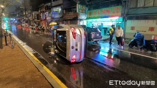 ▲29歲男駕車自撞側翻 車內驚現「喪屍煙彈」。（圖／記者郭世賢翻攝）