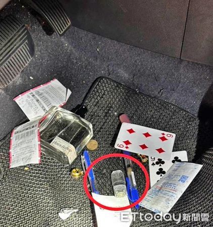 ▲29歲男駕車自撞側翻 車內驚現「喪屍煙彈」。（圖／記者郭世賢翻攝）