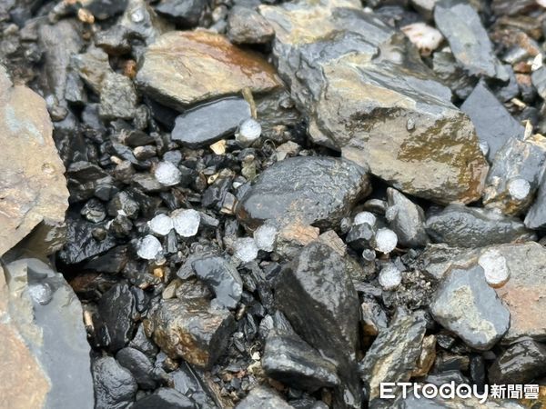 ▲▼玉山今上午出現冰雹。（圖／氣象署提供）