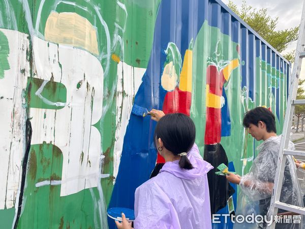 ▲「舊鞋救命」慈善活動在台南安平盛大揭幕，崑山科技大學視覺傳達設計系師生共同進行貨櫃彩繪與視覺設計，傳達台灣社會對國際人道援助的誠意與創意。（圖／記者林東良翻攝，下同）
