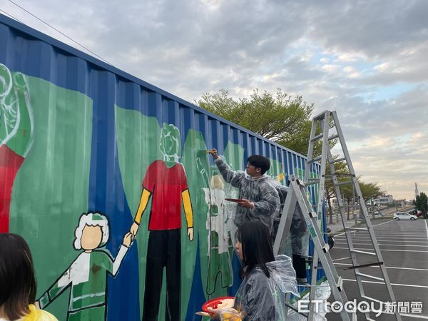 ▲「舊鞋救命」慈善活動在台南安平盛大揭幕，崑山科技大學視覺傳達設計系師生共同進行貨櫃彩繪與視覺設計，傳達台灣社會對國際人道援助的誠意與創意。（圖／記者林東良翻攝，下同）
