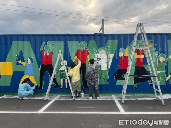 ▲「舊鞋救命」慈善活動在台南安平盛大揭幕，崑山科技大學視覺傳達設計系師生共同進行貨櫃彩繪與視覺設計，傳達台灣社會對國際人道援助的誠意與創意。（圖／記者林東良翻攝，下同）