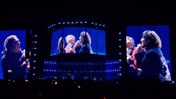 ▲BIGBANG演唱會合體！GD緊擁太陽、大聲幸福笑了　歌迷淚崩：青春復活。（圖／翻攝自推特kami_bb_）