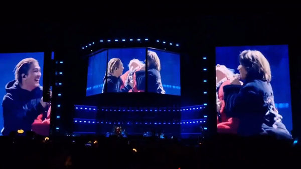 ▲BIGBANG演唱會合體，3個人緊擁彼此歌迷淚崩。（圖／翻攝自推特kami_bb_）