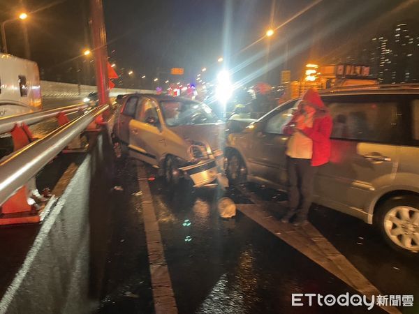 ▲▼許女逆向對撞小客車，造成2駕駛受傷             。（圖／記者陳以昇翻攝）