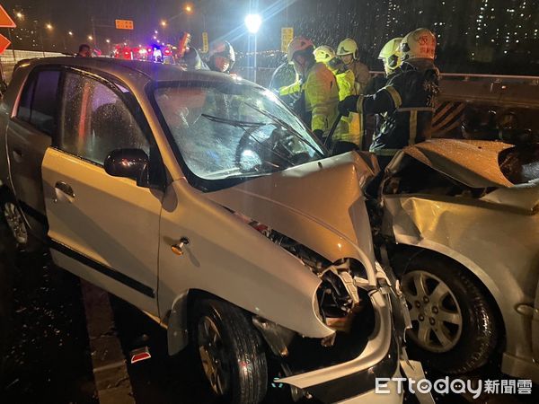 ▲▼許女逆向對撞小客車，造成2駕駛受傷             。（圖／記者陳以昇翻攝）