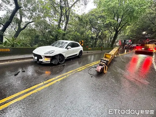 ▲▼大貨車吊臂脫落，砸毀對向保時捷右前車頭             。（圖／記者陳以昇翻攝）