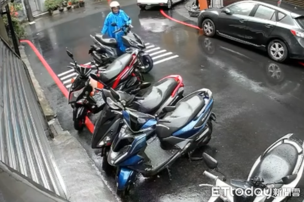 ▲頭戴安全帽男子將他人機車牽移50公尺外。（圖／記者楊熾興翻攝）