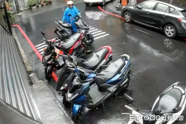 ▲頭戴安全帽男子將他人機車牽移50公尺外。（圖／記者楊熾興翻攝）