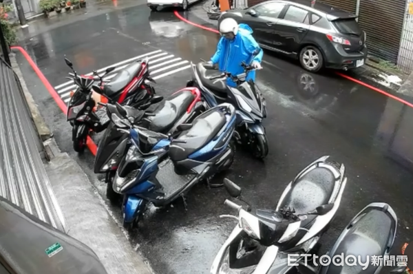 ▲並將機車逕行停放在馬路中央。（圖／記者楊熾興翻攝）