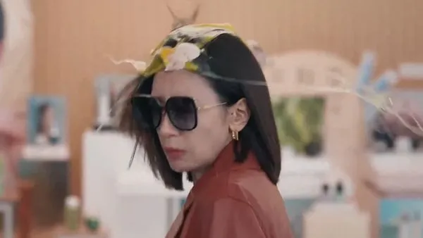 ▲賈靜雯新戲開場「慘遭雞蛋砸頭」！　狼狽畫面登熱搜…本尊發文揭心聲。（圖／翻攝自YouTube／優酷）