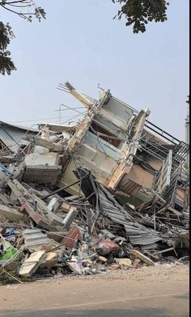 ▲▼地震後坍塌的winstar酒店，權先生等一行人自發進行救援。（圖／翻攝封面新聞）