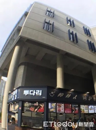 ▲NC恐龍主場建築物。（圖／記者楊舒帆攝）