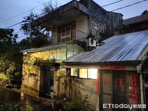 ▲▼新店區一處空屋2樓火警，竟是通緝犯街友燒雜物取暖             。（圖／記者陳以昇翻攝）