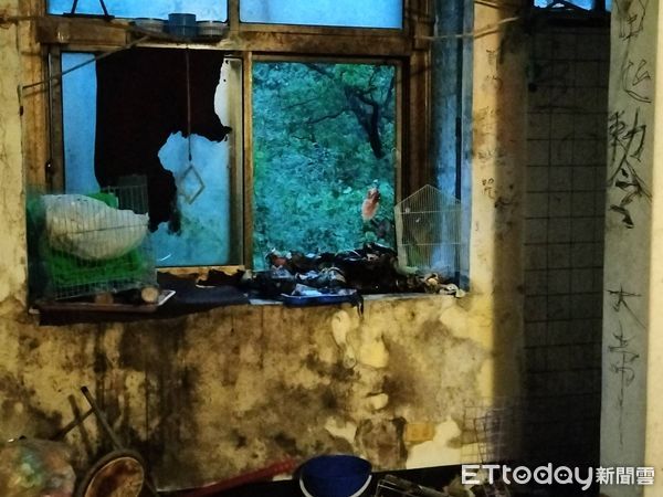 ▲▼新店區一處空屋2樓火警，竟是通緝犯街友燒雜物取暖             。（圖／記者陳以昇翻攝）