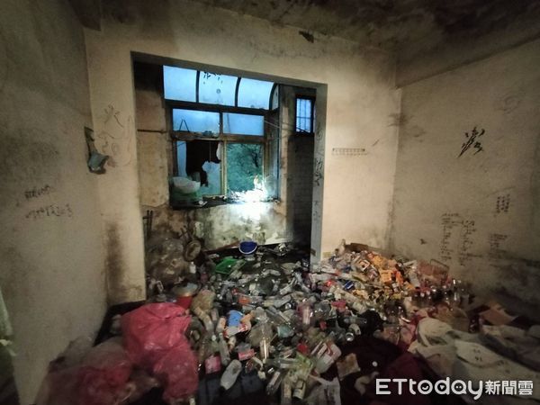 ▲▼新店區一處空屋2樓火警，竟是通緝犯街友燒雜物取暖             。（圖／記者陳以昇翻攝）