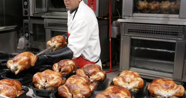 好市多烤雞被民眾抱怨，常常買到冒血的雞。（圖／美聯社／達志）