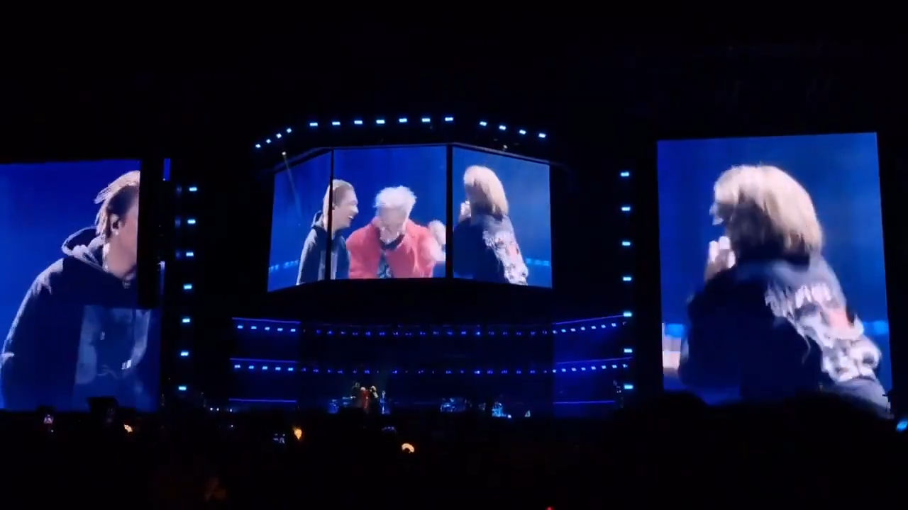▲BIGBANG演唱會合體！GD緊擁太陽、大聲幸福笑了　歌迷淚崩：青春復活。（圖／翻攝自推特kami_bb_）