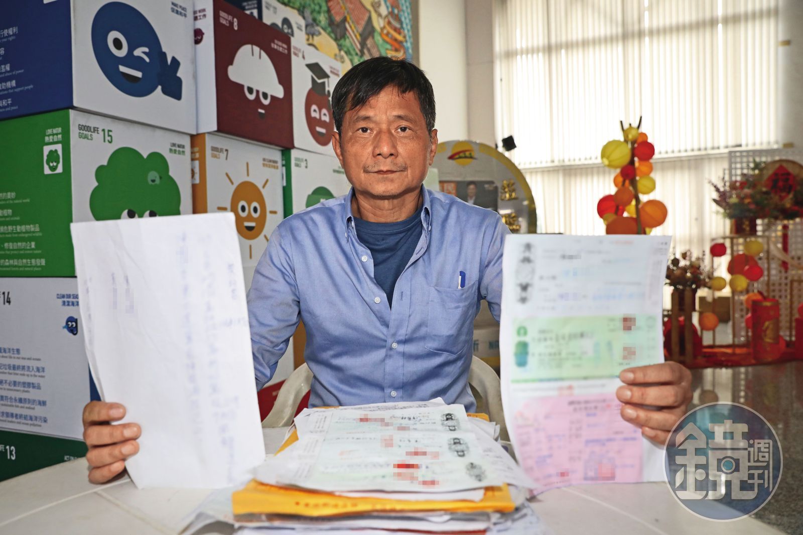 蕭先生（圖）出示相關證據，證實許母欠債不還。