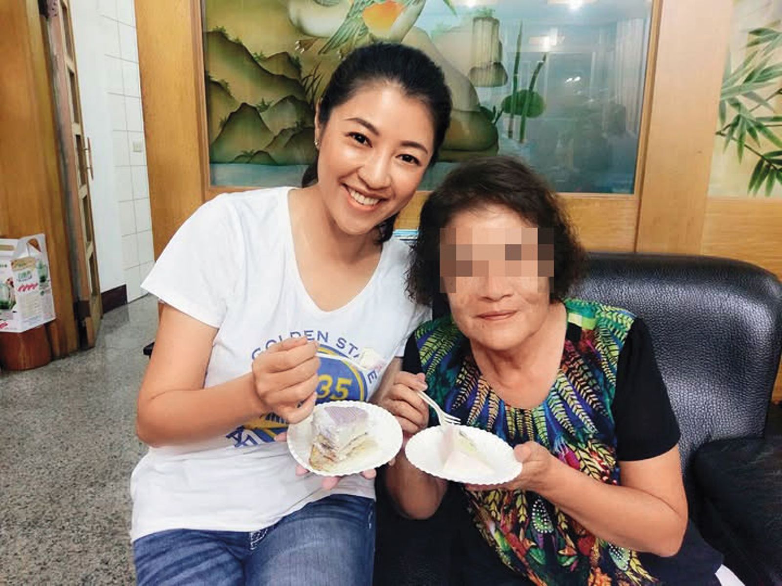 南投縣長許淑華（左）的母親（右）遭控打著女兒名號，賴債上千萬元。（翻攝許淑華臉書）