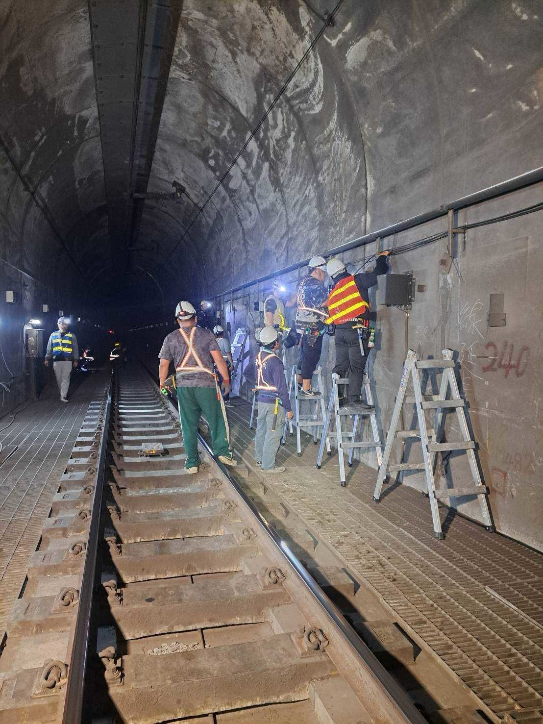 ▲▼台鐵太魯閣號出軌事故隧道設置紀念燈光。（圖／台鐵公司提供）